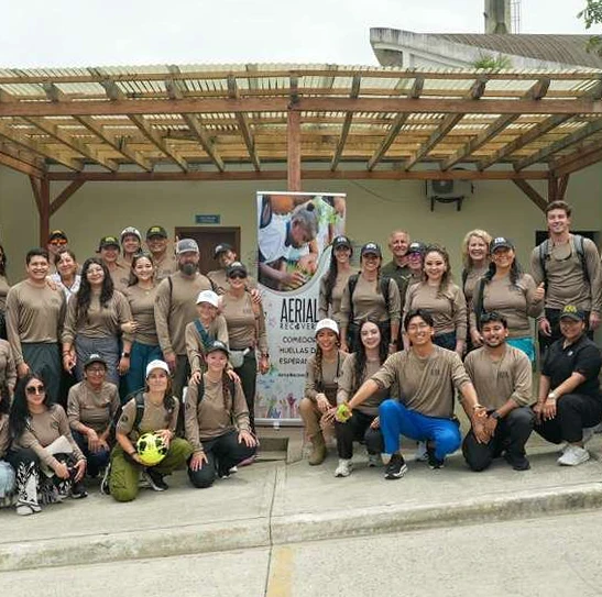 Mission team members with children at the Canoa clinic