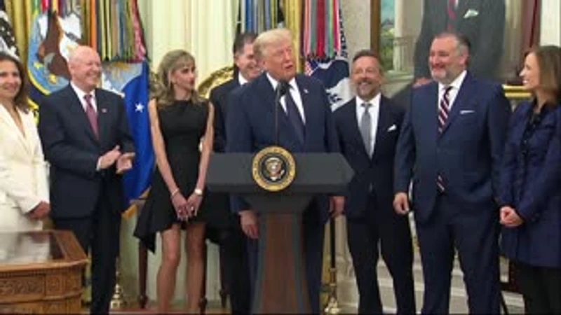 clip-thumbnail_trump-leaves-oval-office-howling-in-laughter-with-this-ted-cruz-joke