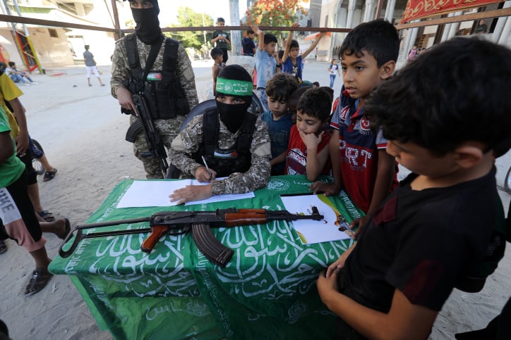 Poll: Majority of Palestinians support Hamas, not Palestinian Authority