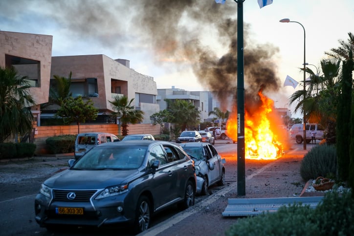 Report: Israel letting in more Gaza workers as part of deal with Hamas