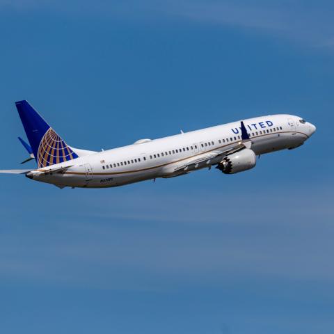 U.S. airlines cancel more than 2,500 weekend flights mostly due to government shutdown