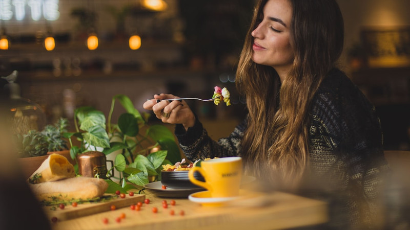 This Surprising Eating Hack Could Keep Your Brain Sharp, Scientists Say