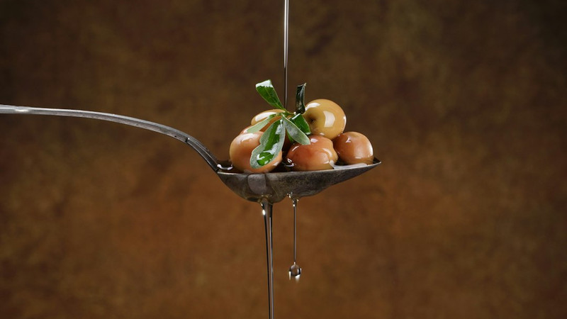 What Really Happens When You Eat Olive Oil Every Day? Nutrition Experts Explain