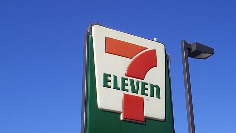 7-Eleven clerk shoots knife-wielding attacker while on duty - News9.com