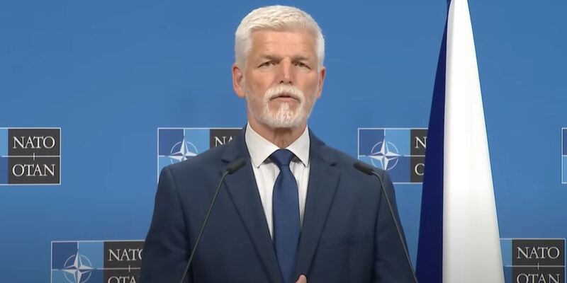 Czech president signs law banning communist propaganda