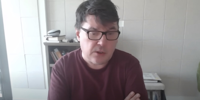 Five officers take comedy writer Graham Linehan into custody at Heathrow over tweets