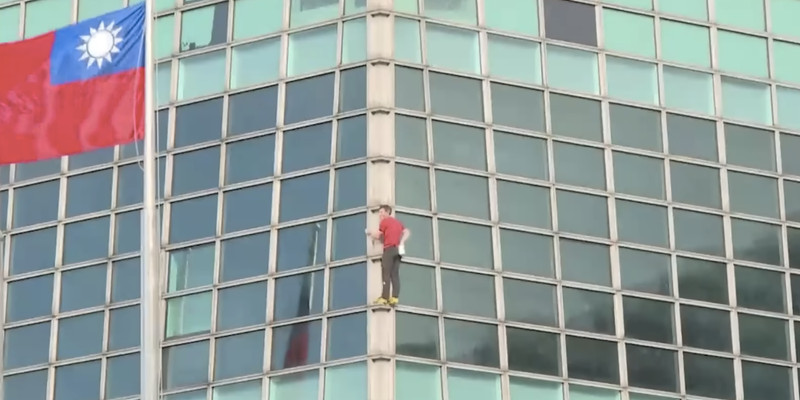 Free climber Alex Honnold said Netflix paid him an 'embarrassing' sum for scaling Taipei 101