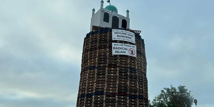 Loyalists in Northern Ireland burn effigy of mosque in mass migration protest