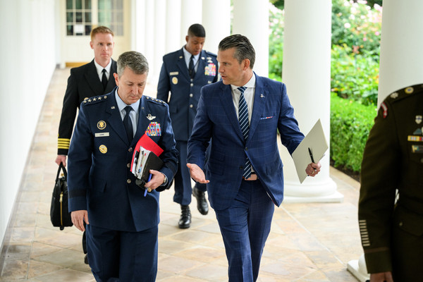 Trump, Hegseth Push Generals Into Rare Meeting