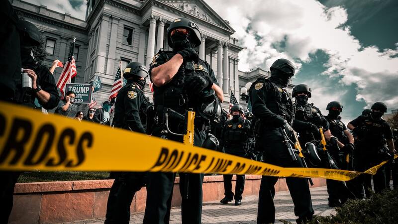 IT’S HAPPENING! J6 Defendant Victoria White BRUTALIZED AND BEATEN By DC Police Officers Files LAWSUIT Against Police and SUES Republican Speaker Mike Johnson to Investigate January 6! “The Officer Called Me a BITCH Then Hit Me”