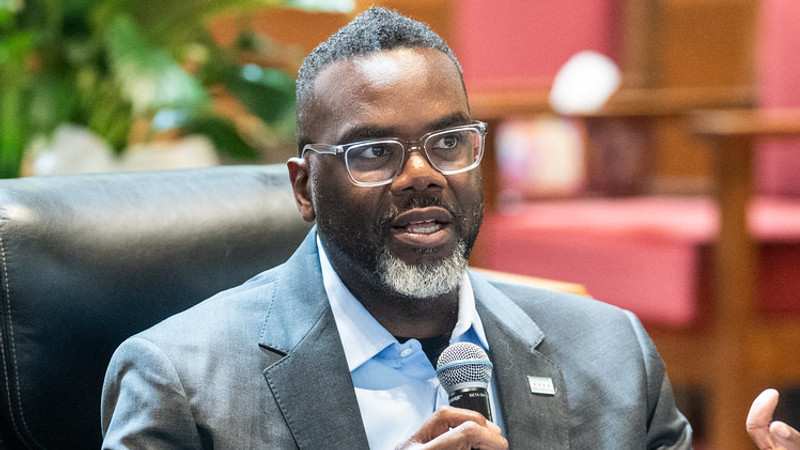 Brandon Johnson appears to call for insurrection against federal government