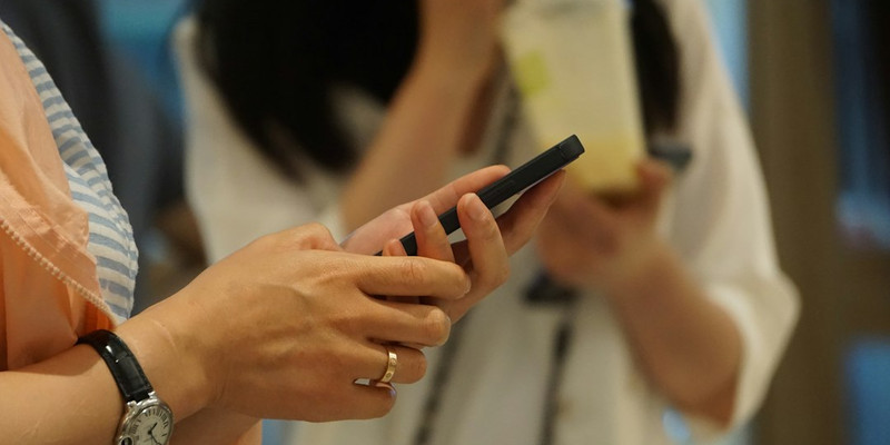 Reclaim the Classroom: Ban Cellphones to Restore Academic Focus!