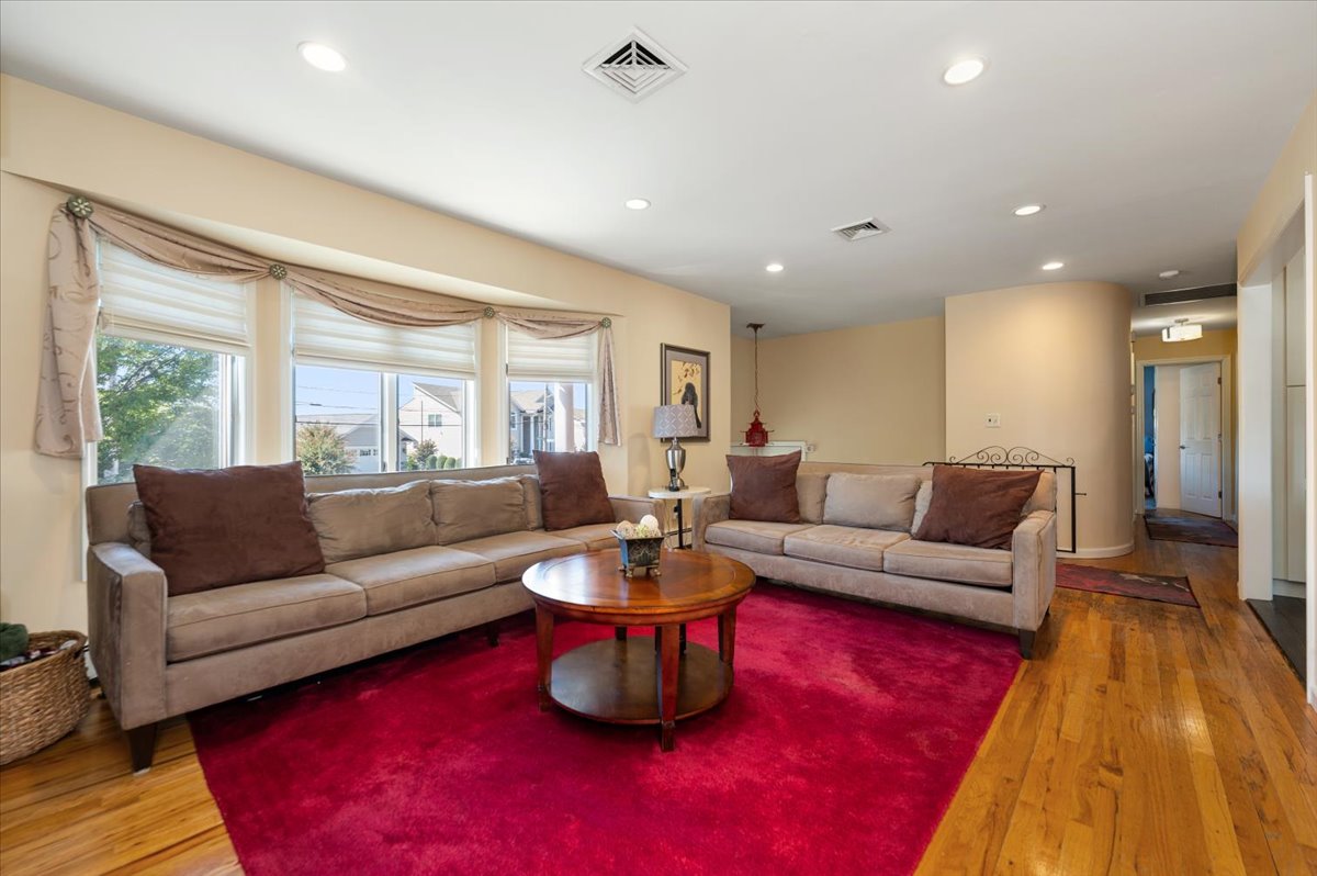 Spacious Hi-Ranch