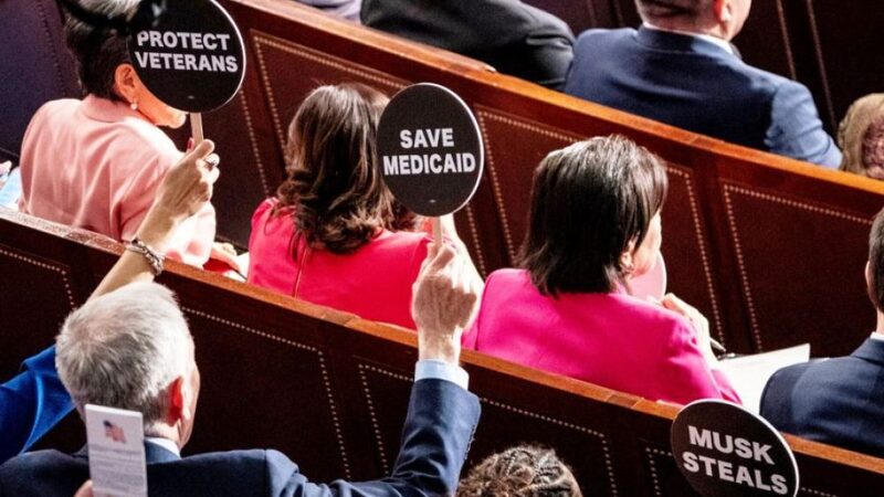 Democrats: Manipulated en Mass