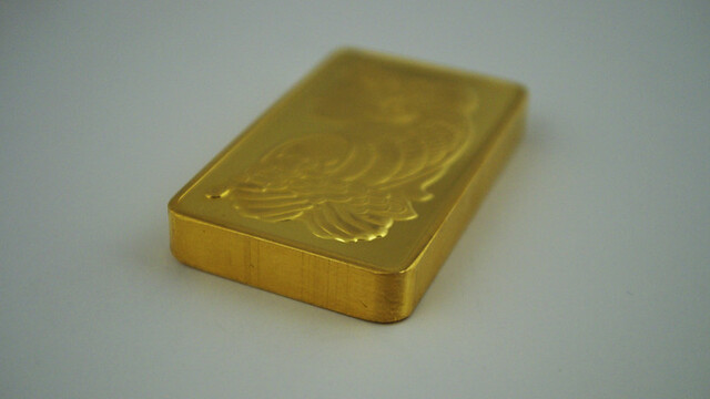 Gold gains in tug-of-war between lower yields and firm dollar