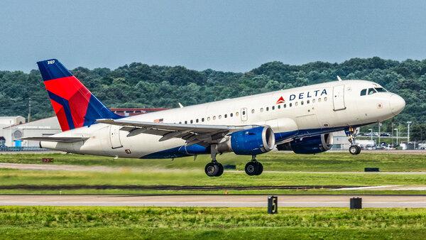 FAA investigates after incoming plane executes go-around due to aircraft leaving from intersecting runway