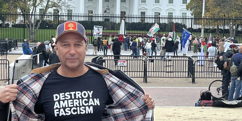 Tom Morello Takes Selfie at the White House in “Destroy Fascism” Shirt, Accidentally Proves There Is No Fascism