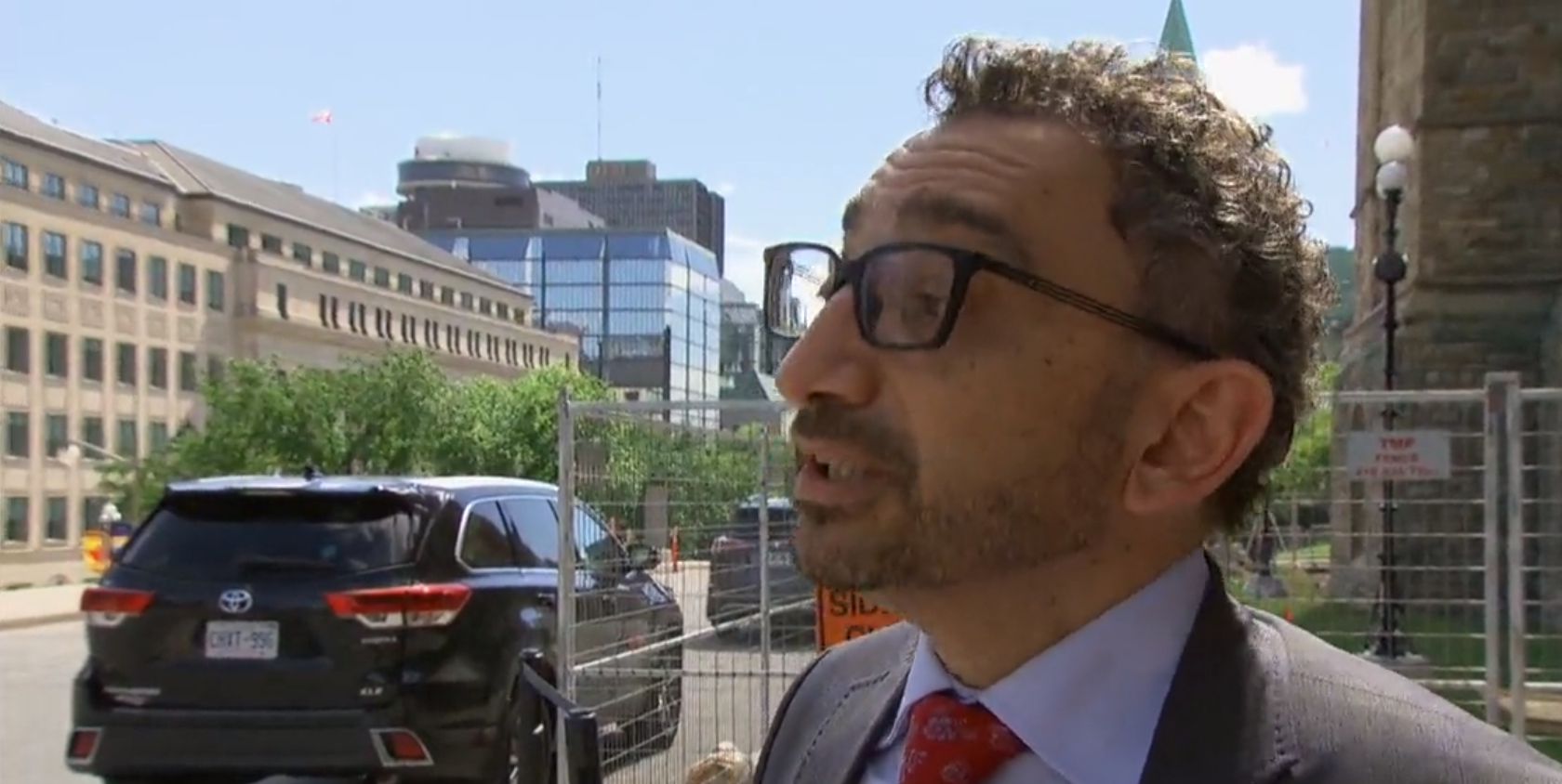 WATCH: Trudeau transport minister again struggles to justify vaccine mandates in Canadian travel