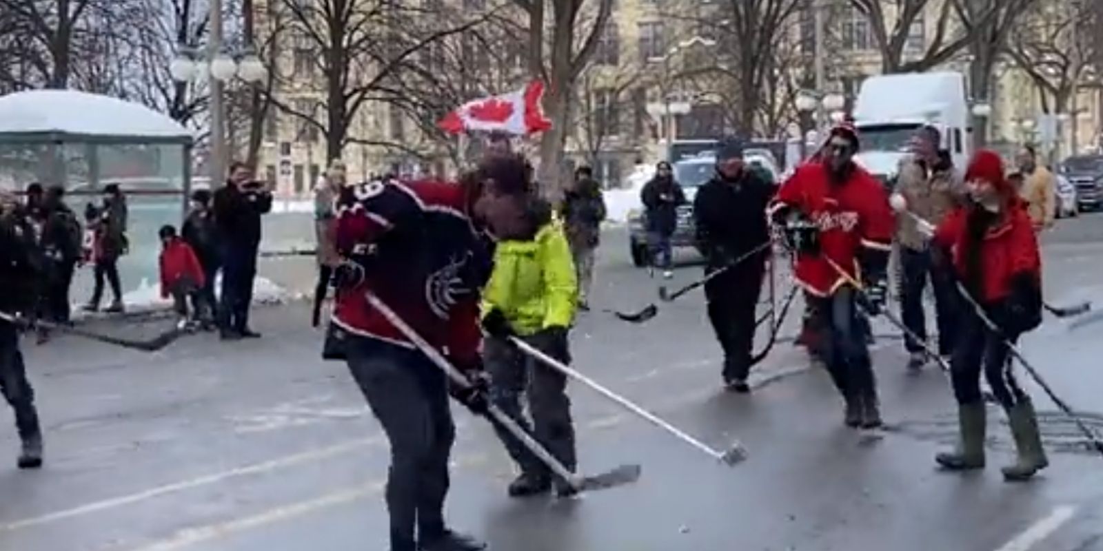 WATCH: Truckers play game of pick-up hockey amid Freedom Convoy protest