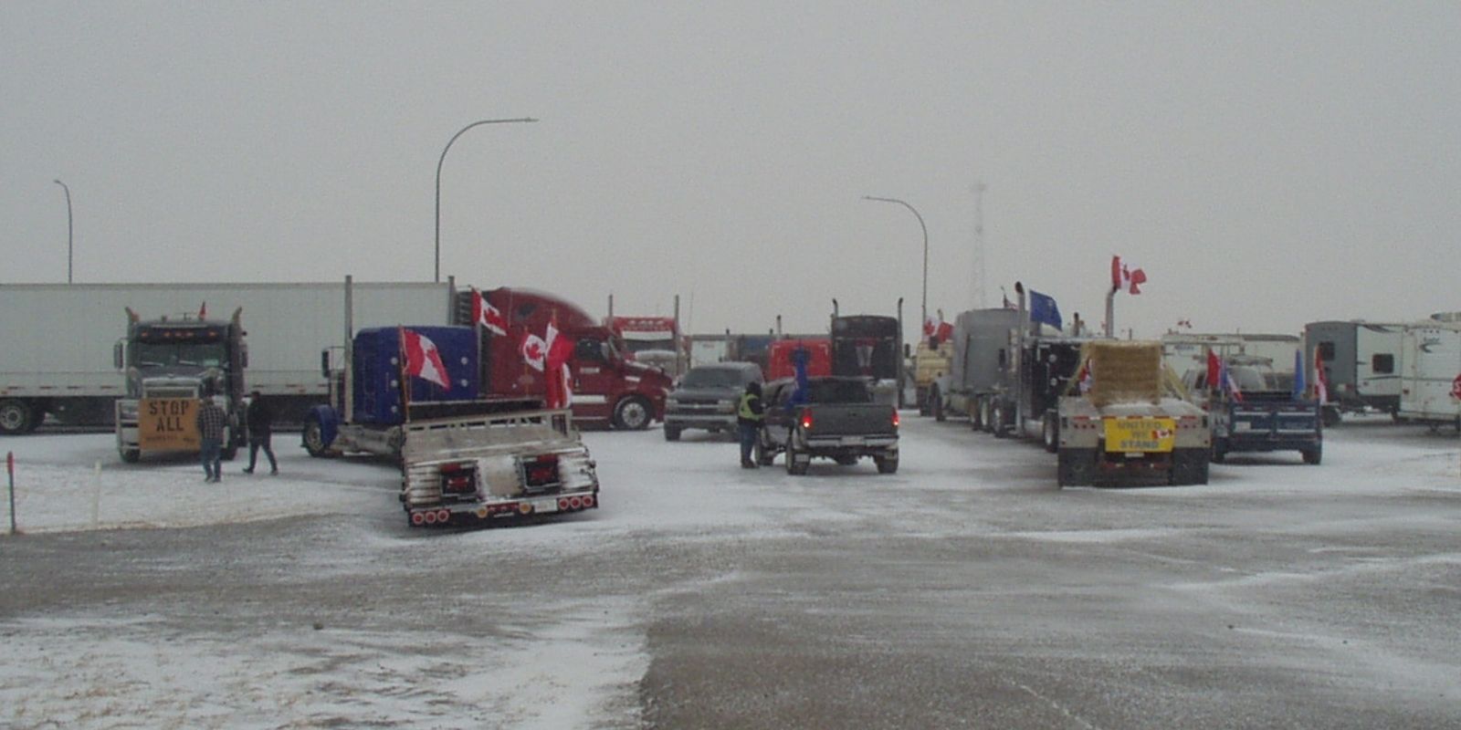 BREAKING: Truckers blockade US border crossing in southern Alberta