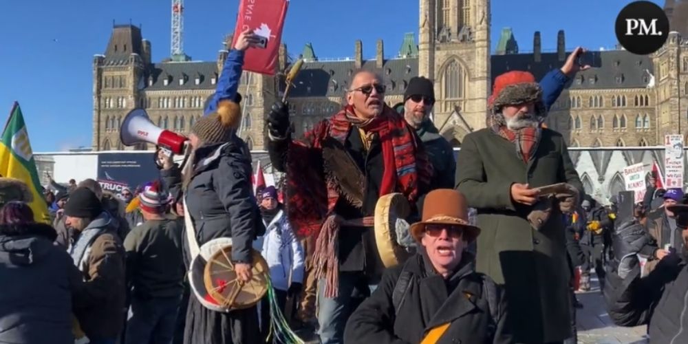 MUST WATCH: Indigenous drummers lead crowd in O Canada in support of truckers' convoy