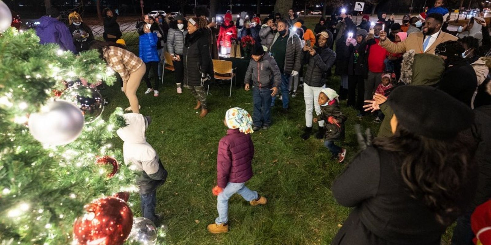 Community volunteers robbed while hanging Christmas lights on Chicago's South Side