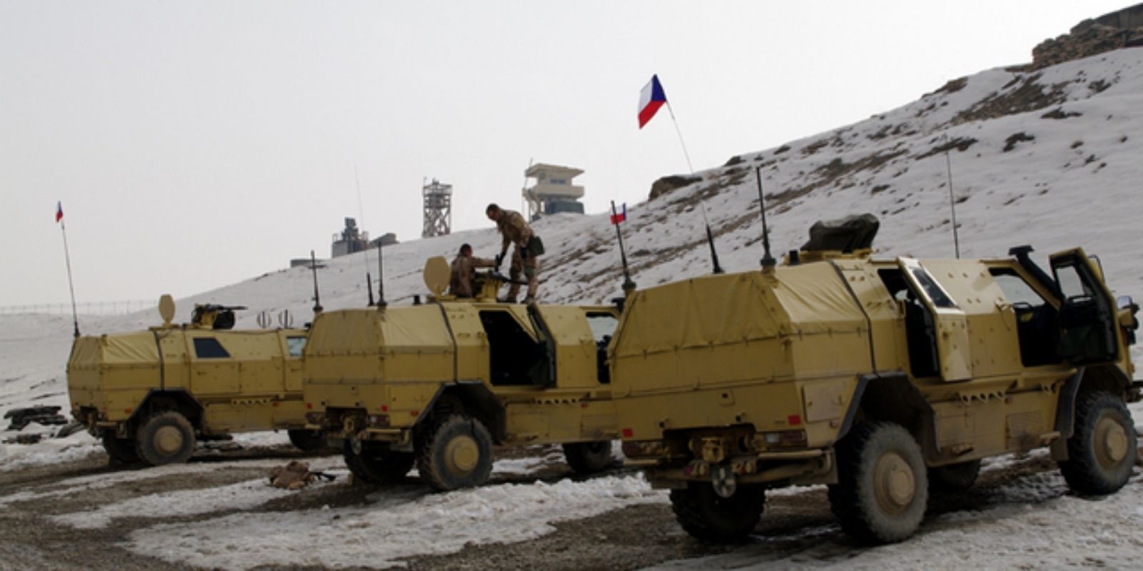 US evacuates 4 more Americans from Afghanistan by overland route