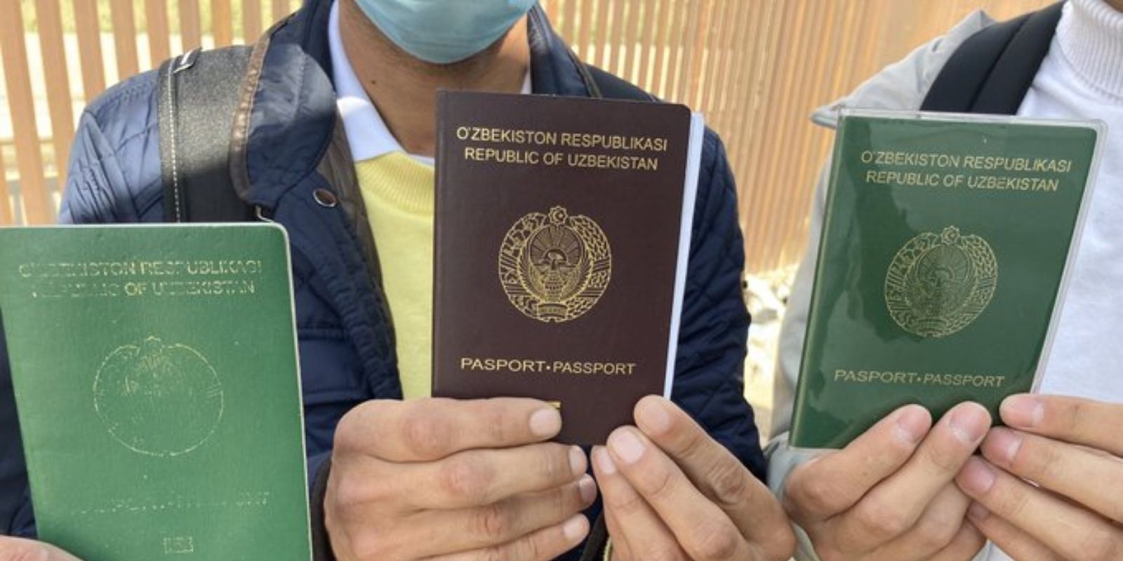 Journalist at the southern border reports MASSIVE flow of migrants, three of them show Uzbek passports
