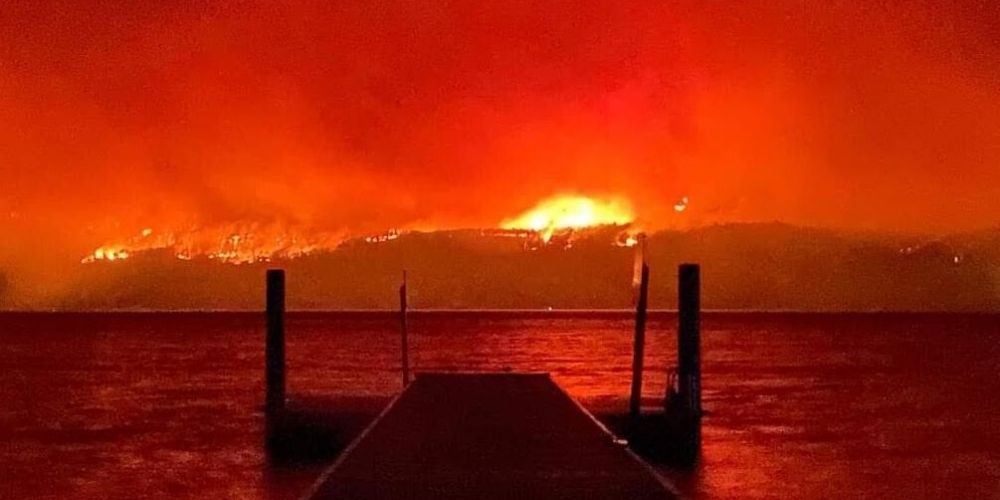 Unpredictable winds fuel White Rock Lake fire, prompting 1000 property evacuation orders