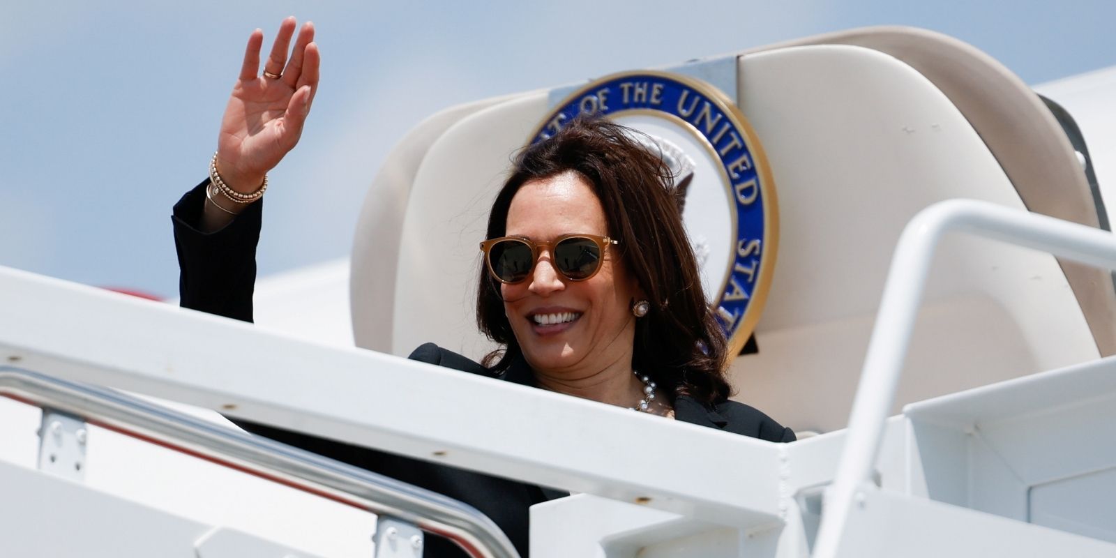 Top travel aides for Kamala Harris resign amid Biden border crisis