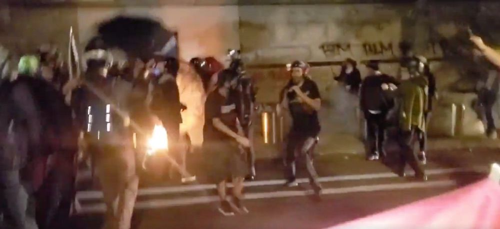 Antifa rioter smashes Portland Federal Courthouse door with hammer before assaulting police officer
