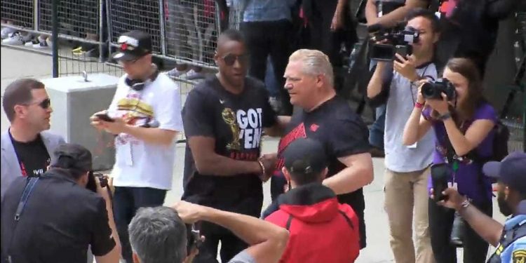VIDEO: Ford gets booed while Trudeau gets mixed reaction at Toronto Raptors Parade