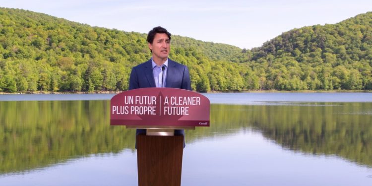 VIDEO: Trudeau stumbles when asked about his family’s use of plastic