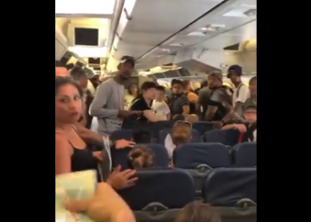 Sunwing Airlines leaves fainting passengers in high heat on plane