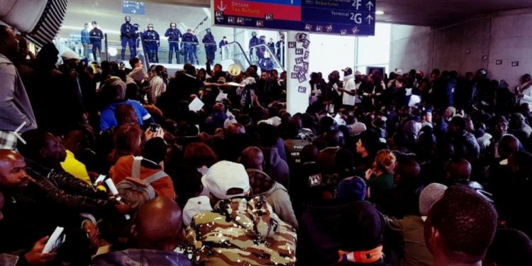 “France does not belong to the French!”: 500 migrants storm France’s Charles de Gaulle Airport