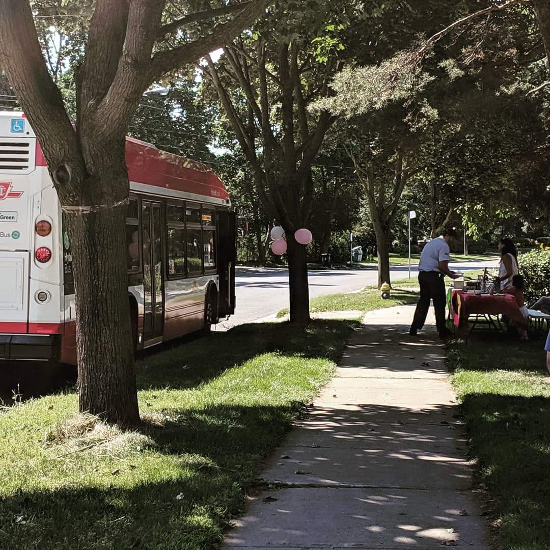 Toronto bus driver buys lemonade and cookies from children’s stand for all of his passengers