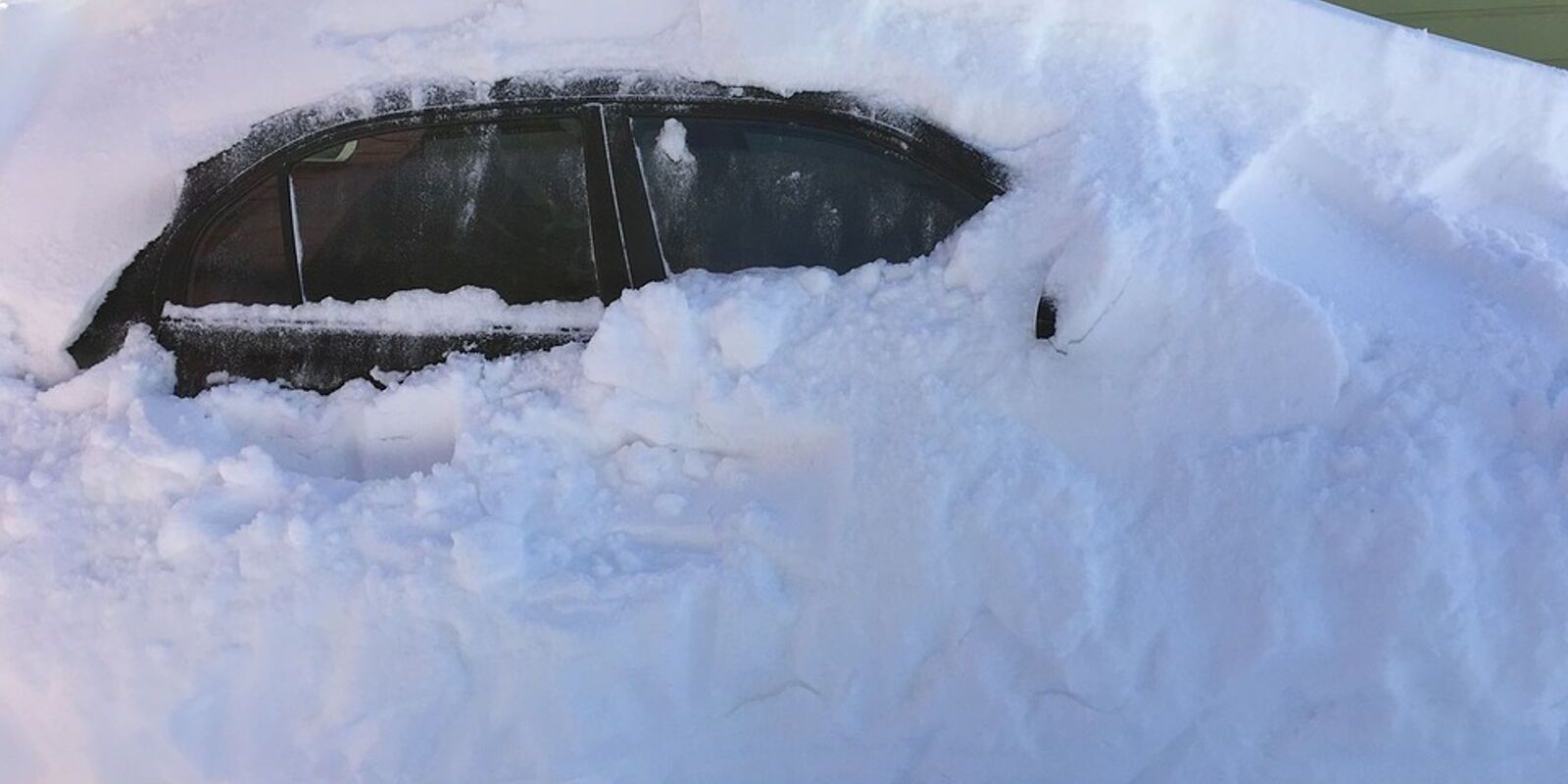 Collisions mount as snowstorm descends on Alberta