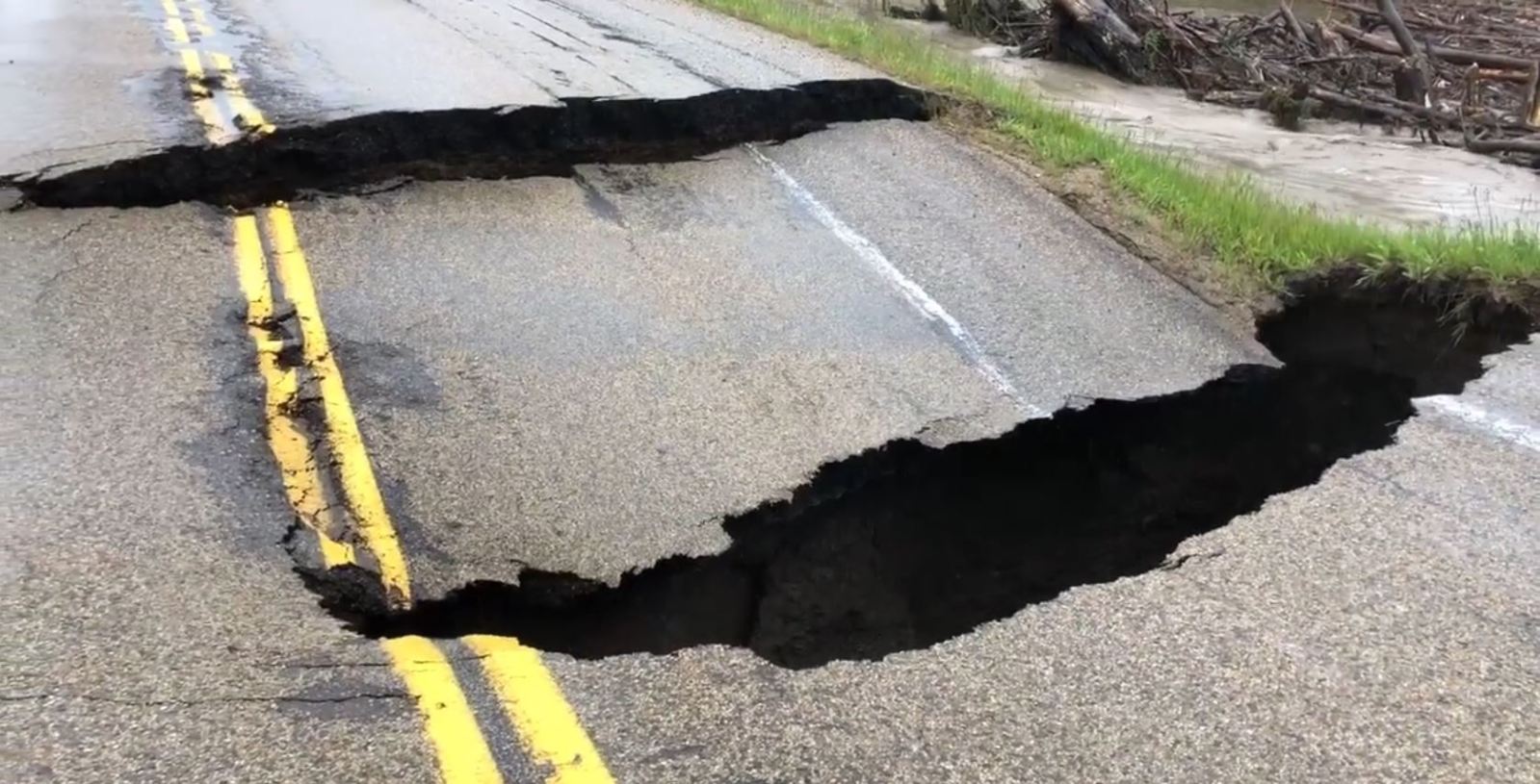 Heavy flooding in north Alberta hamlet causes highway to collapse
