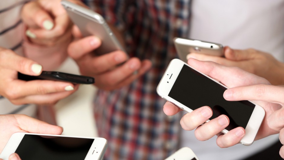Competition Bureau says open up Big-3 cell phone carriers to regional players, win-win for consumer, infrastructure