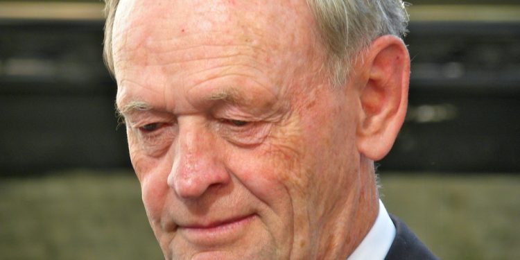 Former Prime Minister Jean Chrétien hospitalized in Hong Kong