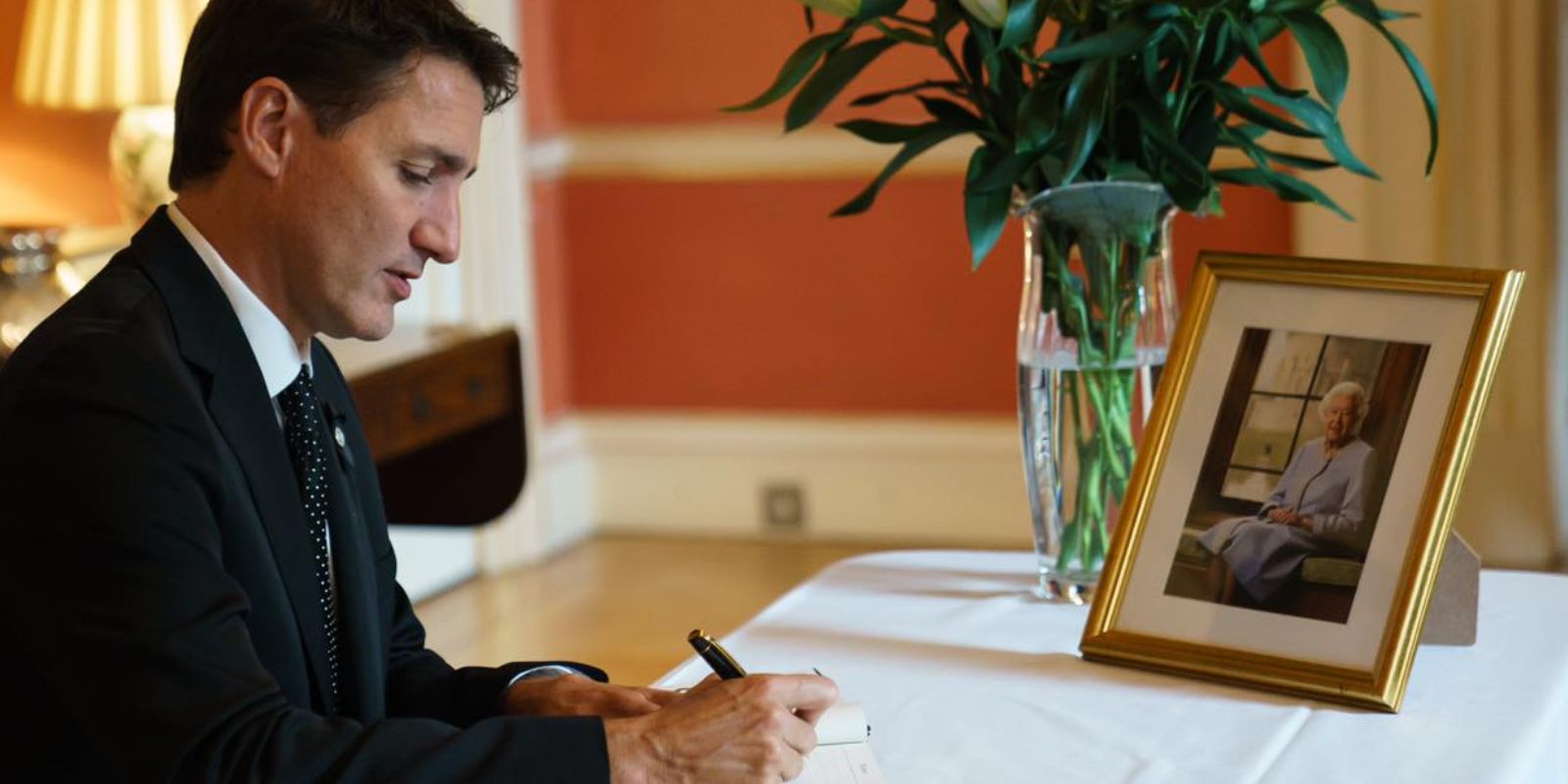 WATCH: Trudeau BOOED while leaving London