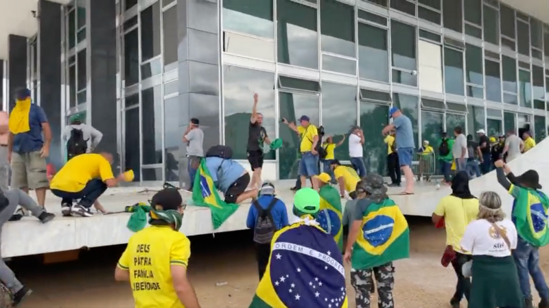 BREAKING: Brazilian anti-Lula protestors storm presidential palace and National Congress