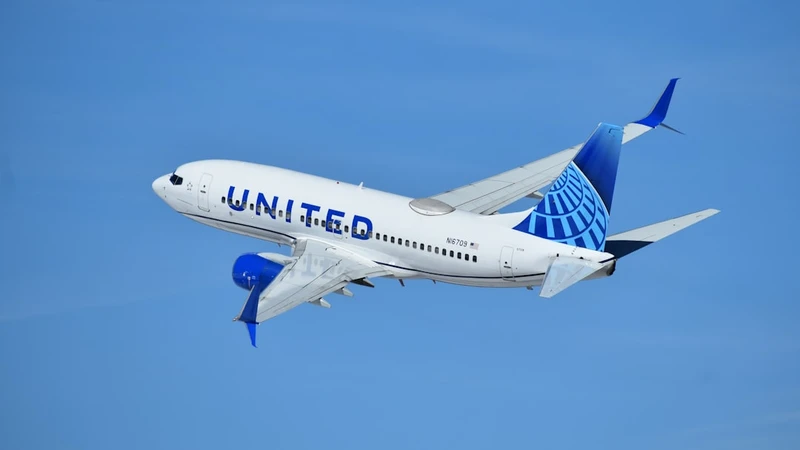 United flight carrying 221 passengers hits pole and truck on approach to Newark