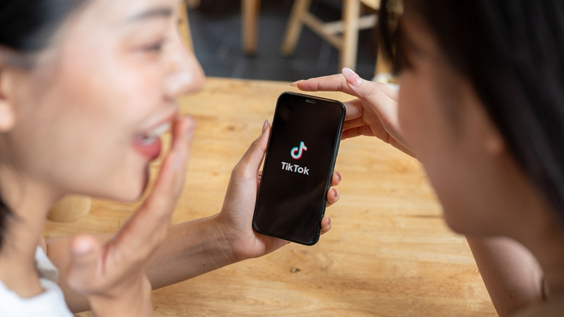 Moral Decay Exposed: Influencer's Shocking Actions