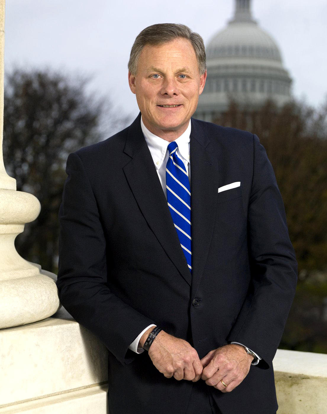 Sen. Burr steps aside as Intelligence Committee chairman amid stock sale investigation