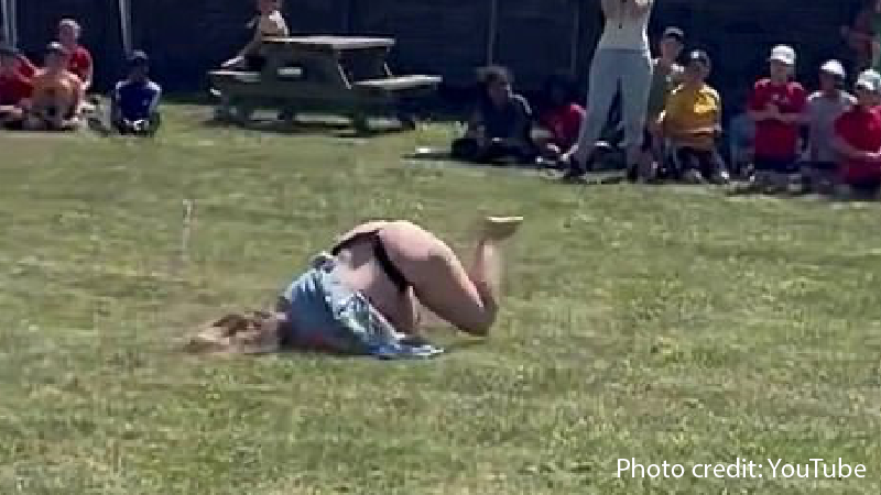 Wardrobe Malfunction Exposes Mother's “Bum” to Entire Elementary School