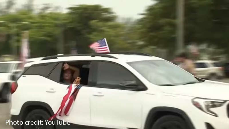 [VIDEO] Huge Caravan Traveling From Miami to Palm Beach to Show Support For Trump 