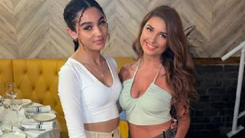 WOW: This is 40-Year-Old Mom Looks Like She’s Sisters With Her 17-Year-Old Daughter 