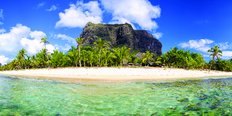 Real Off Grid Living: This Man Lives on a Remote Island in a Cave and Fishes with His Hands 
