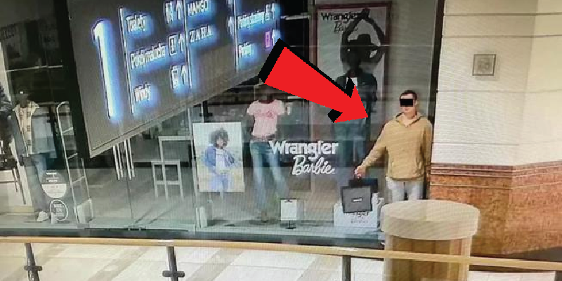 Photo: Clever Thief Poses as a Mannequin in Order to Steal After Hours